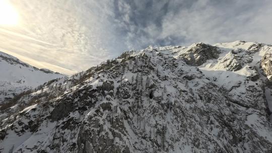 FPV无人机航拍冬日雪山雪景岩石树林风景