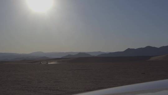 在沙漠中驾驶地形车辆越野