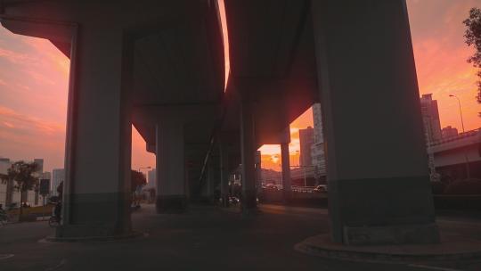 南浦大桥高架桥下夕阳下的车流