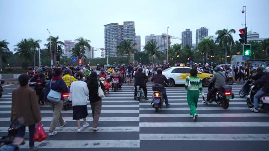 晚高峰十字路口人流车流