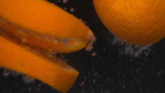 柠檬片掉入水中视频素材模板下载