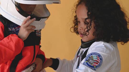 两个穿着美国宇航局航天服的孩子