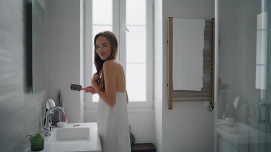 女人在浴室里整理头发