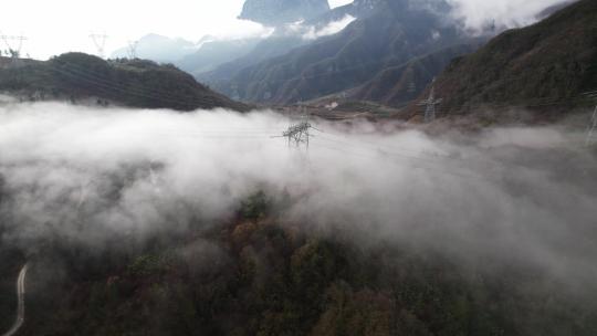 清晨云雾中的国家电网高压电输送塔