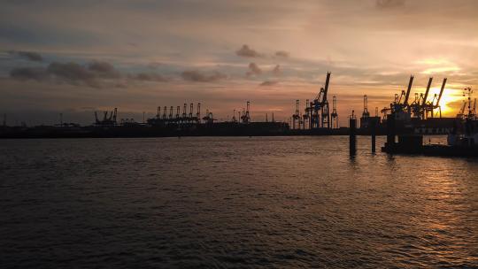 日落的港口码头