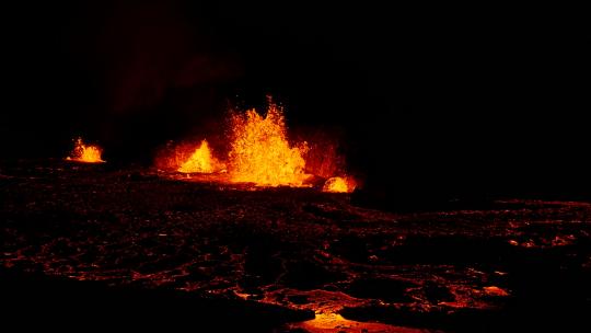 火山岩浆喷溅