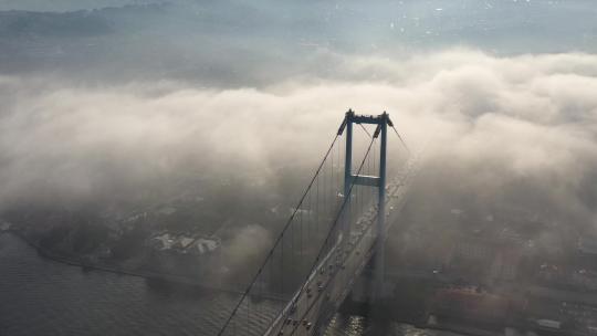 土耳其伊斯坦布尔雾天博斯普鲁斯桥烈士桥的航拍视频