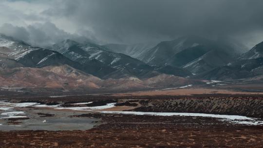 西藏旅游风光云雾笼罩彩色冈底斯山沼泽视频素材模板下载