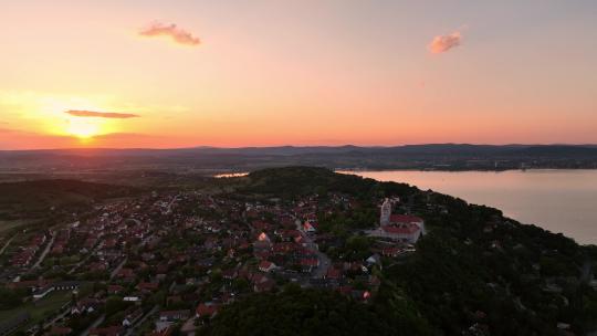 匈牙利蒂哈尼村的鸟瞰图-日落