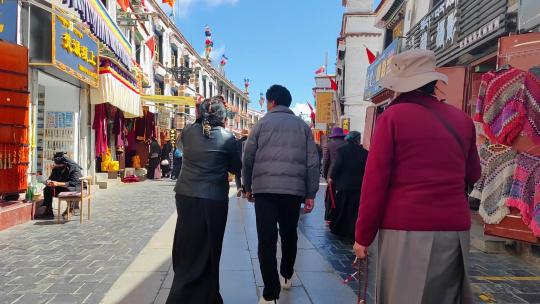 西藏拉萨大昭寺八廓接转经的游客信众视频素材模板下载