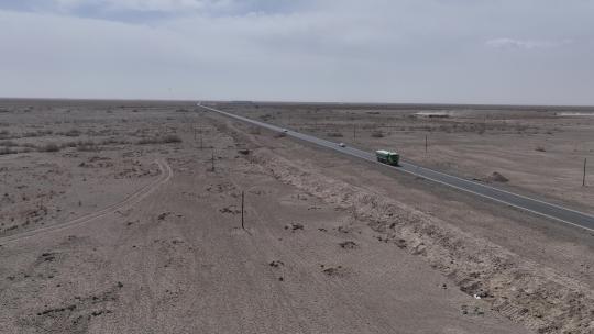 4k航拍新疆戈壁公路