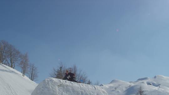 滑雪者在阳光明媚的冬日跳跃