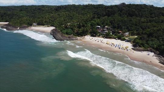 晴天美丽的巴西海滩的全景照片。
Itacare，巴西/Drone4k
空中旅行+