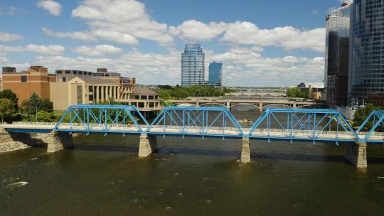大急流城蓝桥周围的空中圆盘