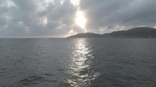 4K航拍 太阳照在海上波光粼粼