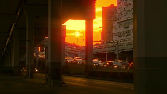 南浦大桥高架桥下夕阳下的车流