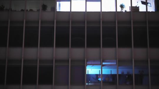 深夜加班写字楼亮灯办公室窗户