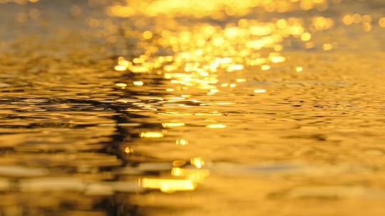 日落时分金色水波纹