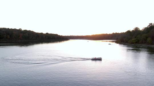 多莉在湖上的船上向前驶向日落