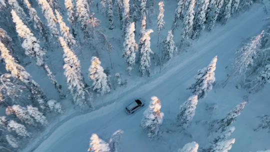 冬季汽车森林大雪中行驶航拍