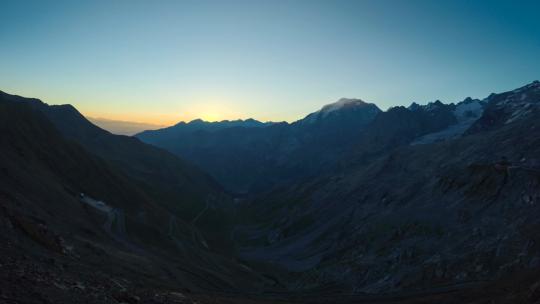 阿尔卑斯山日出的延时拍摄
