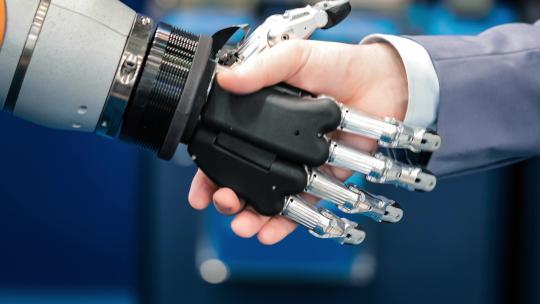 手与机器人握手