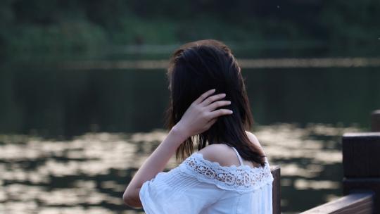 湖边沉思女孩侧脸伤感情绪视频素材