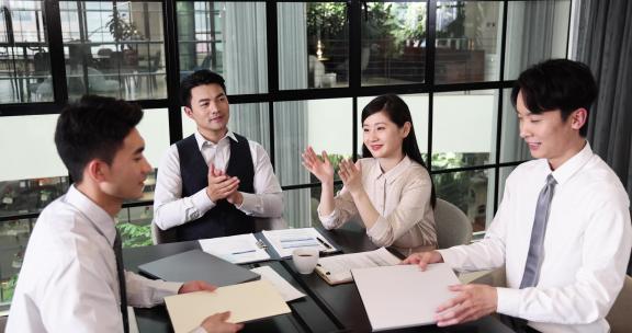 合作伙伴愉快签约成功握手庆祝