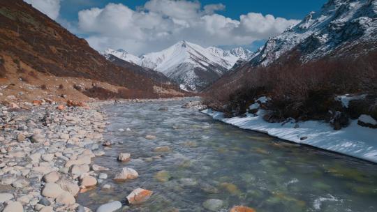 西藏旅游风光318国道雪山小溪冰雪融水