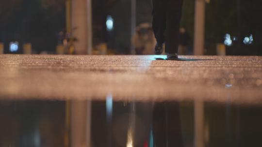 夜晚街道上行走路人脚步特写素材
