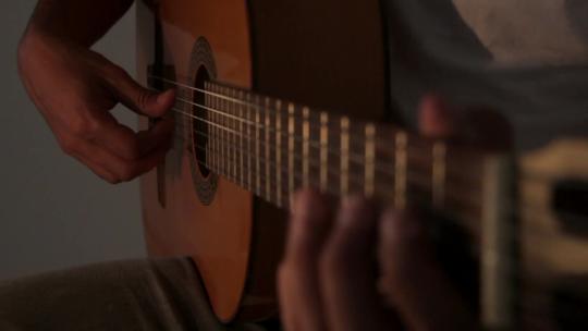 男人在黄昏弹吉他视频素材模板下载