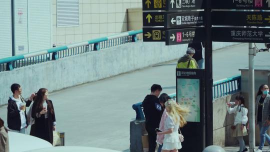 沙坪坝火车站地铁口视频素材模板下载
