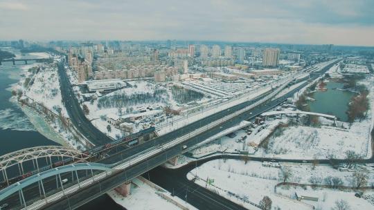 唯美下雪飞雪的城市交通雪景