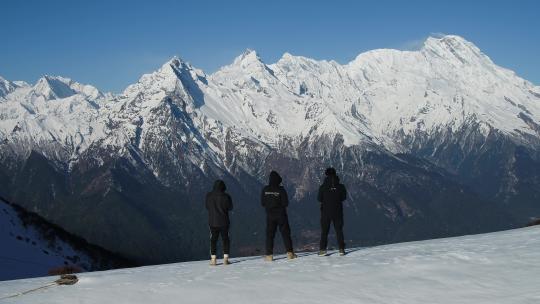 西藏雪山垭口人物站立航拍