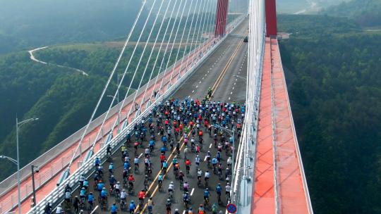 自行车队穿过大桥