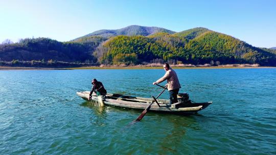湖泊中的小渔船人与自然视频