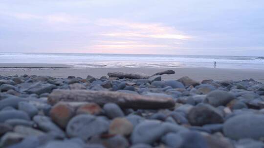 低角度拍摄海滩上的石头和大海