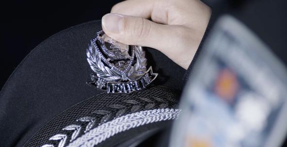 4k公安人员抚摸警徽警帽视频素材模板下载