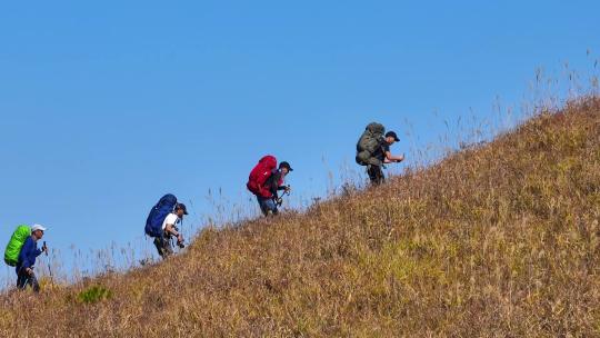 徒步登山探险户外草甸武功山
