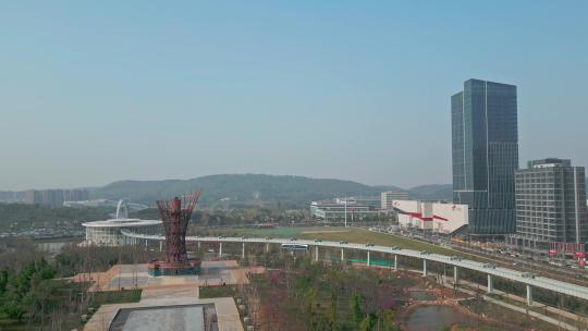 武汉市光谷生态大走廊核心区的光谷空轨试跑视频素材模板下载