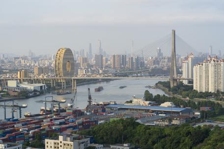 佛山南海货运码头和广州城市风光