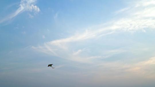 风筝在蓝天白云下迎风飞翔