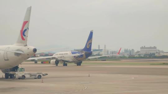 福建厦门高崎国际机场频繁起降的航班