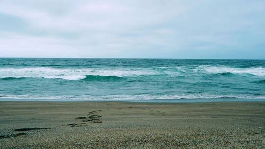 海浪冲刷着海滩海岸