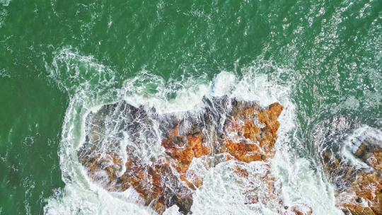 大海海浪拍打礁石