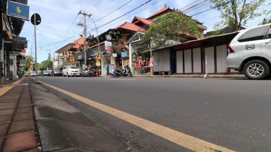低视角巴厘岛城市街道塔巴南街道车流街景