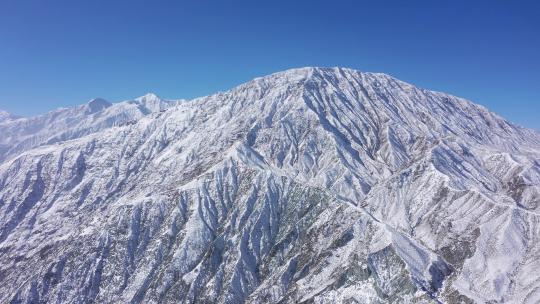 山岭雪景