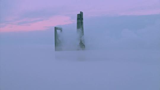 云雾下上海三件套穿云航拍