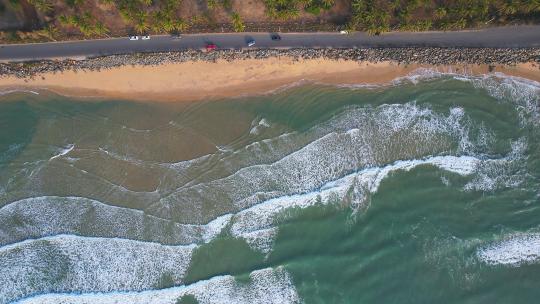 4K航拍大气磅礴的大海海浪礁石沙滩