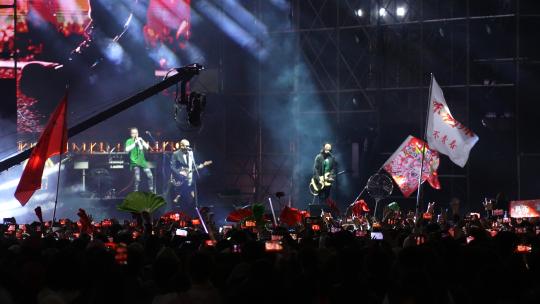 城市夜晚摇滚音乐节演出表演舞台观众现场